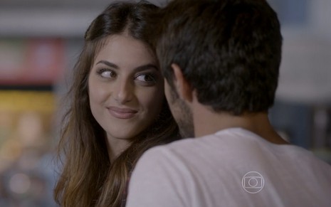 Anaju Dorigon grava olhando para Felipe Simas, de costas na foto, como Jade e Cobra de Malhação
