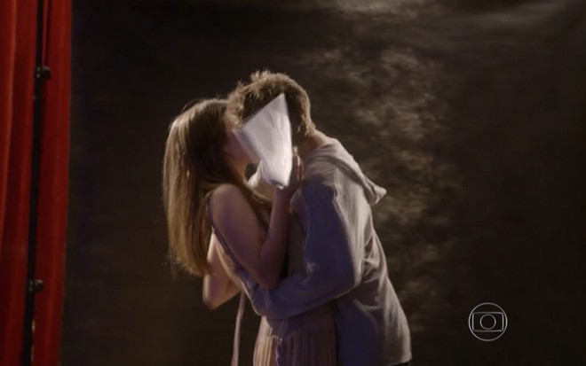 Os atores Bruna Hamú e Guilherme Hamacek se beijando em cena como Bianca e João de Malhação