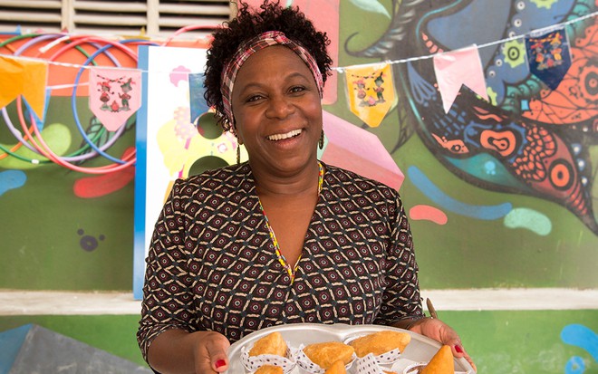 A atriz Ju Colombo caracterizada como Das Dores em cena de Malhação: Viva a Diferença
