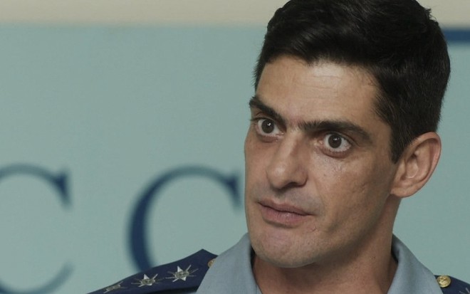O ator Julio Machado caracterizado como o major Marco Rodrigo em cena de Malhação: Toda Forma de Amar
