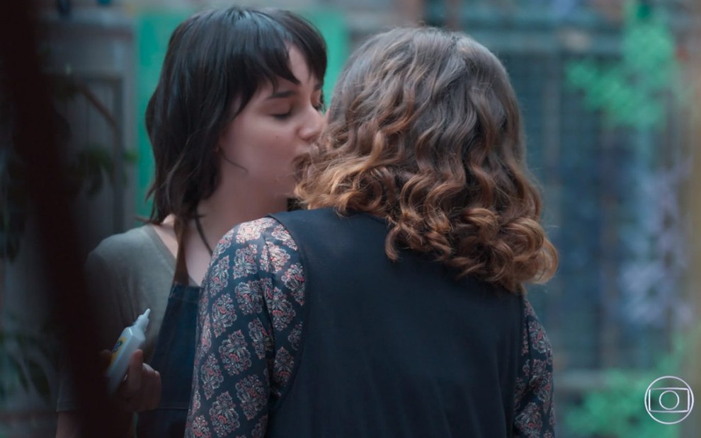 As atrizes Giovanna Grigio e Manoela Aliperti, trocando um beijo, em cena como Samantha e Lica em Malhação