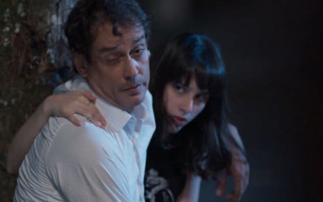 O ator Marcello Antony aparece embriagado como o personagem Edgar e é segurado pela atriz Manoela Aliperti, a Lica, da novela Malhação - Viva a Diferença, da Globo