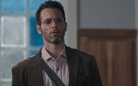 O ator Mouhamed Harfouch, em cena como o professor Bóris, em Malhação: Viva a Diferença