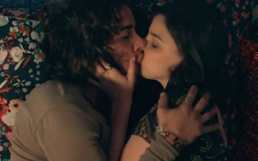 Foto dos atores Pablo Morais e Gabriela Medvedovski como os personagens Deco e Keyla, respectivamente, se beijam em cena de Malhação - Viva a Diferença