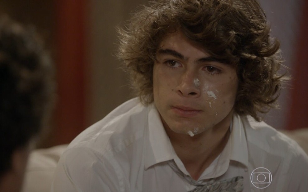 Rafael Vitti grava com o rosto sujo e expressão séria como Pedro de Malhação Sonhos
