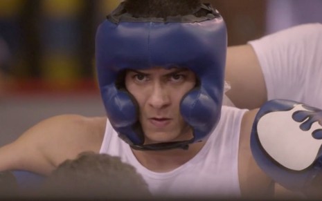O personagem Duca (Arthur Aguiar) vestido como lutador em cena da novela Malhação Sonhos, da Globo, no capítulo de quinta-feira (29)