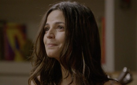 Emanuelle Araújo em cena de Malhação Sonhos: surpresa, atriz olha para cima e sorri de lado