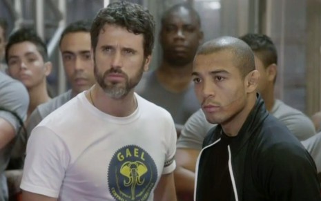 Eriberto Leão e o lutador José Aldo em cena de Malhação Sonhos: atores estão na academia de Gael rodeados de