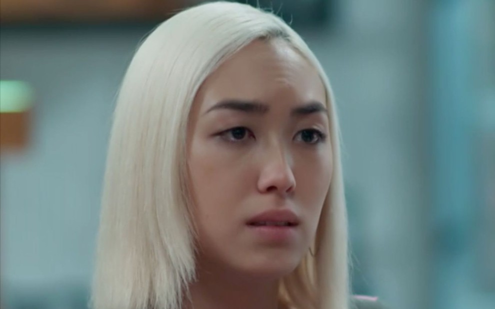 A personagem Tina (Ana Hikari) olha com cara de choro em cena de Malhação - Viva a Diferença, da Globo
