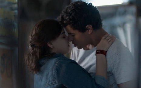 Cena da novela Malhação - Viva a Diferença com os atores Gabriela Medvedovski e Matheus Abreu se beijando como os personagens Keyla e Tato, respectivamente
