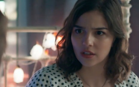 A personagem Keyla (Gabriela Medvedovski) olha chocada em cena da novela Malhação - Viva a Diferença