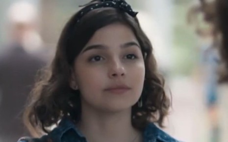 A personagem Keyla (Gabriela Medvedovski) sorri irônica de em cena da novela Malhação - Viva a Diferença