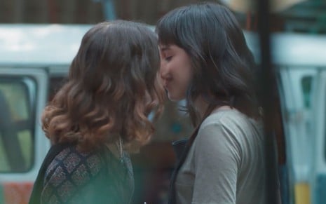 As atrizes Giovanna Grigio e Manoela Aliperti se beijam como as personagens Samantha e Lica, respectivamente, em cena de Malhação - Viva a Diferença, da Globo