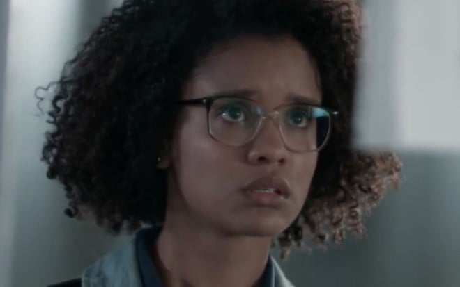 A atriz Heslaine Vieira olha triste como a personagem Ellen na novela Malhação - Viva a Diferença