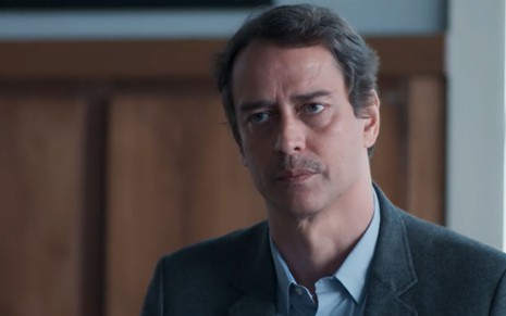 O personagem Edgar (Marcello Antony) olha bravo em cena da novela Malhação - Viva a Diferença, da Globo