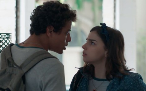 Os personagens Tato (Matheus Abreu, à esquerda) e Keyla (Gabriela Medvedovski) se encaram bravos em cena de Malhação - Viva a Diferença, da Globo