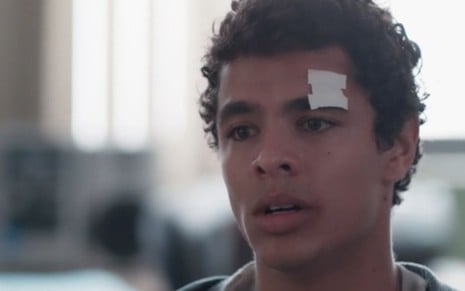 O ator Matheus Abreu usa curativos em seu rosto como o personagem Tato na novela Malhação - Viva a Diferença, da Globo