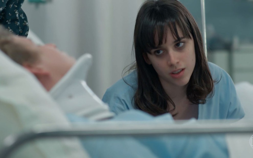 Cena de Malhação - Viva a Diferença em que a personagem Lica (Manoela Aliperti) aparece olhando brava para o personagem MB (Vinicius Wester), deitado na maca de um hospital