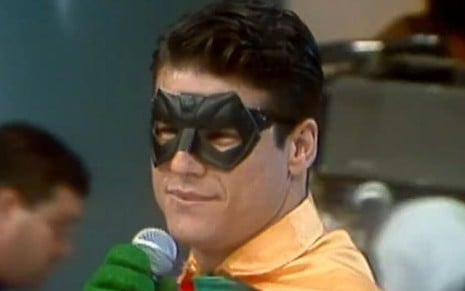 Vocalista do Mamonas Assassinas, Dinho reapareceu vestido como Robin na Globo