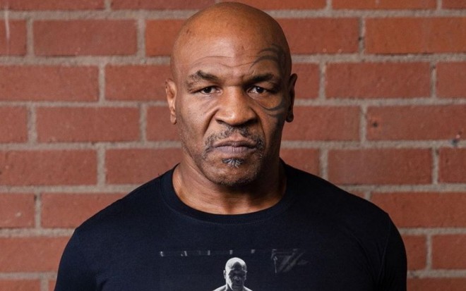 Foto mostra Mike Tyson olhando para a câmera com uma expressão de irritação