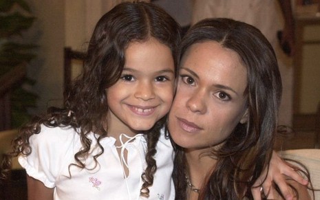 A atriz Bruna Marquezine, então com sete anos, como Salete está abraçada a Vanessa Gerbelli, a Fernanda, em cena de Mulheres Apaixonadas