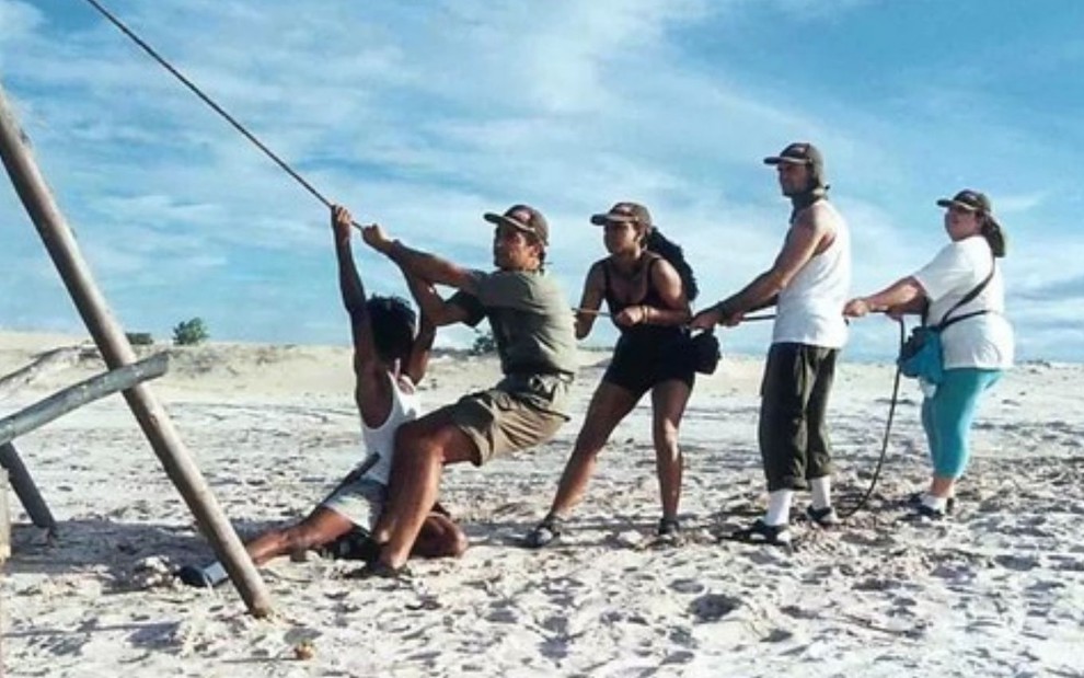 Vanderson (à esq.), Chico, Juliana, Jefferson e Elaine realizam prova em praia no No Limite, da Globo