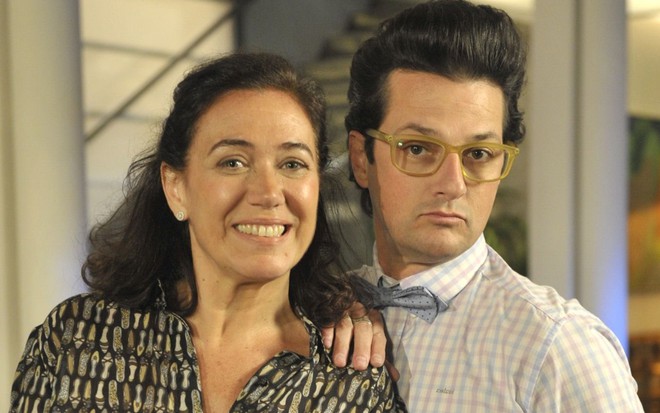 Griselda (Lilia Cabral) e Crô (Marcelo Serrado) em foto posada para a novela Fina Estampa, da Globo