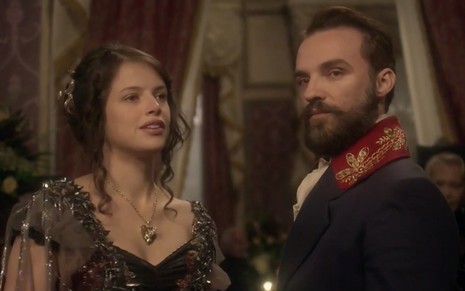 A atriz Agatha Moreira à esquerda em roupa de festa como a Domitila acompanhada de Alex Morenno, o Francisco, em cena de Novo Mundo