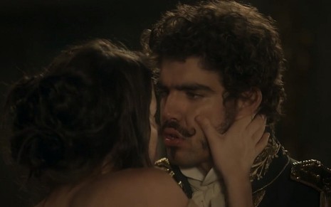 Domitila (Agatha Moreira) e Pedro (Caio Castro) se beijam em cena de Novo Mundo