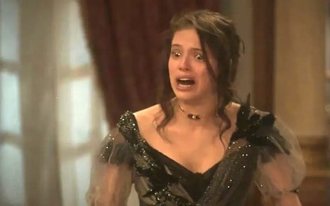 A atriz Agatha Moreira, com expressão de desespero, caracterizada como Domitila em cena de Novo Mundo
