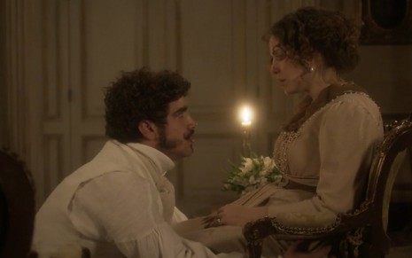 O ator Caio Castro caracterizado como Pedro se ajoelha aos pés de Leticia Colin, a Leopoldina, em cena de Novo Mundo