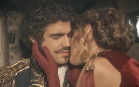 O ator Caio Castro à esquerda, como Pedro, tenta resistir a um beijo de Joana Solnado, a Dulcina, em cena de Novo Mundo
