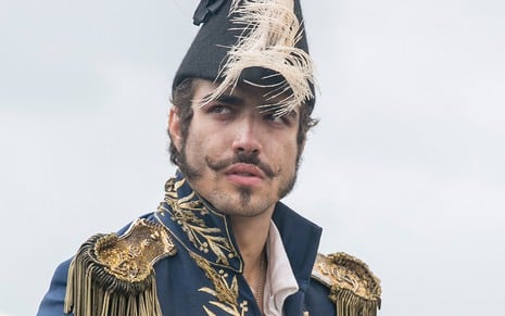 O ator Caio Castro com a farda da independência caracterizado como Dom Pedro 1º em cena de Novo Mundo