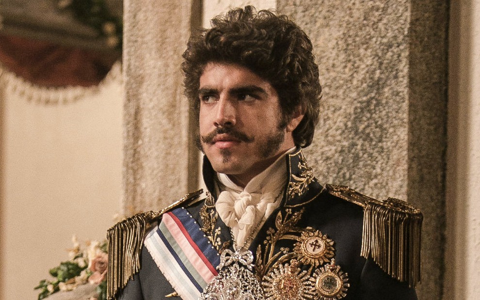 O ator Caio Castro caracterizado como dom Pedro 1º em cena de Novo Mundo