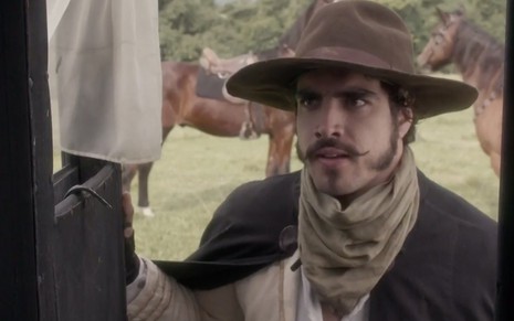 O ator Caio Castro caracterizado como o personagem dom Pedro em cena da novela Novo Mundo
