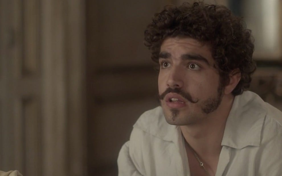 O ator Caio Castro com expressão consternada e olhos marejados caracterizado como Pedro em cena de Novo Mundo