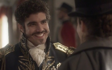 O ator Caio Castro sorri caracterizado como o personagem dom Pedro em cena da novela Novo Mundo