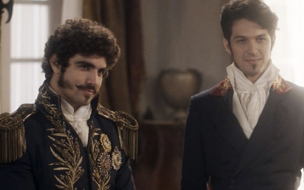 O ator Caio Castro caracterizado como Pedro, à esquerda, e Romulo Estrela como Chalaça, à direita, em cena de Novo Mundo