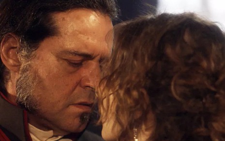 Bonifácio (Felipe Camargo) tenta beijar Leopoldina (Leticia Colin) em cena de Novo Mundo