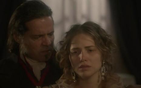 Em primeiro plano, Leticia Colin caracterizada como Leopoldina é amparada por Felipe Camargo, o Bonifácio, em segundo plano em cena de Novo Mundo