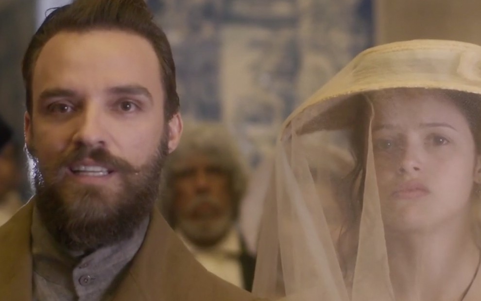O ator Alex Morenno como Francisco e Agatha Moreira coberta com um véu translúcido como Domitila em cena de Novo Mundo