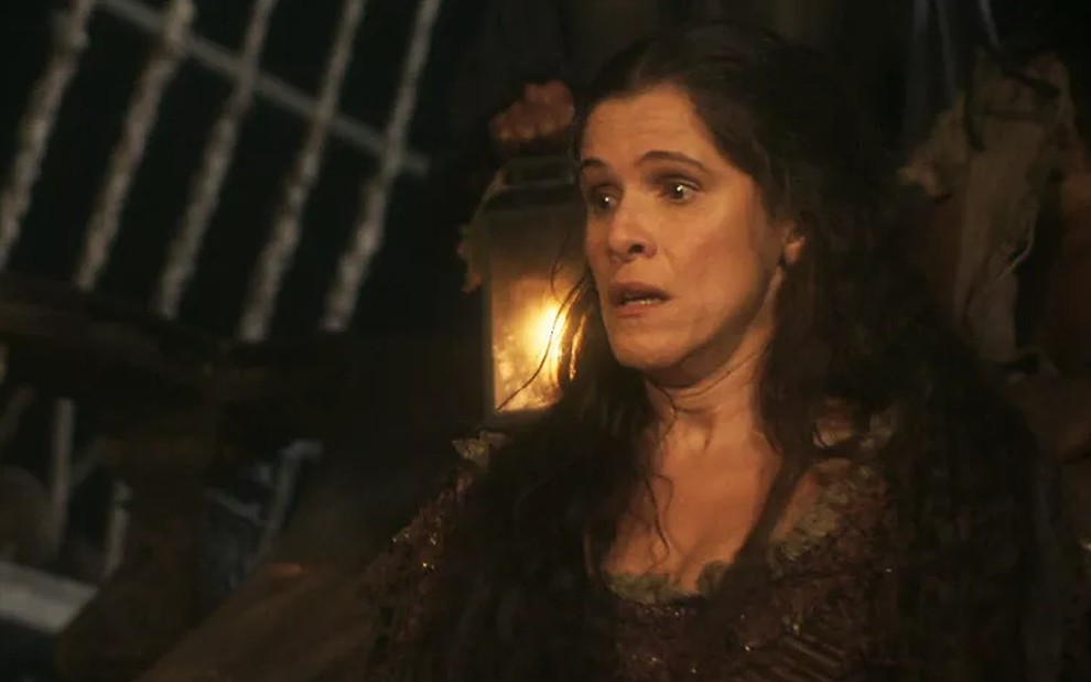 Elvira (Ingrid Guimarães) se assusta ao perceber que está em um navio pirada em Novo Mundo