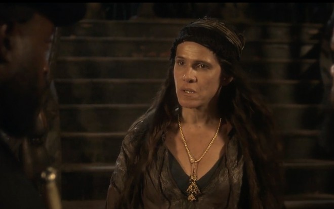 Com uma roupa de pirata e faixa na cabeça, Ingrid Guimarães caracterizada como a Elvira em cena de Novo Mundo