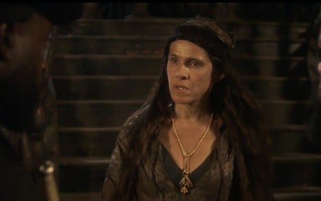 Com uma roupa de pirata e faixa na cabeça, Ingrid Guimarães caracterizada como a Elvira em cena de Novo Mundo