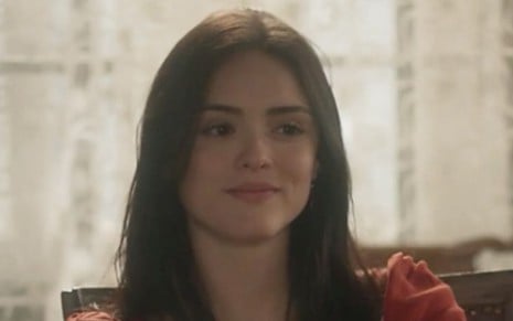 A atriz Isabelle Drummond sorri em cena como a personagem Anna em Novo Mundo