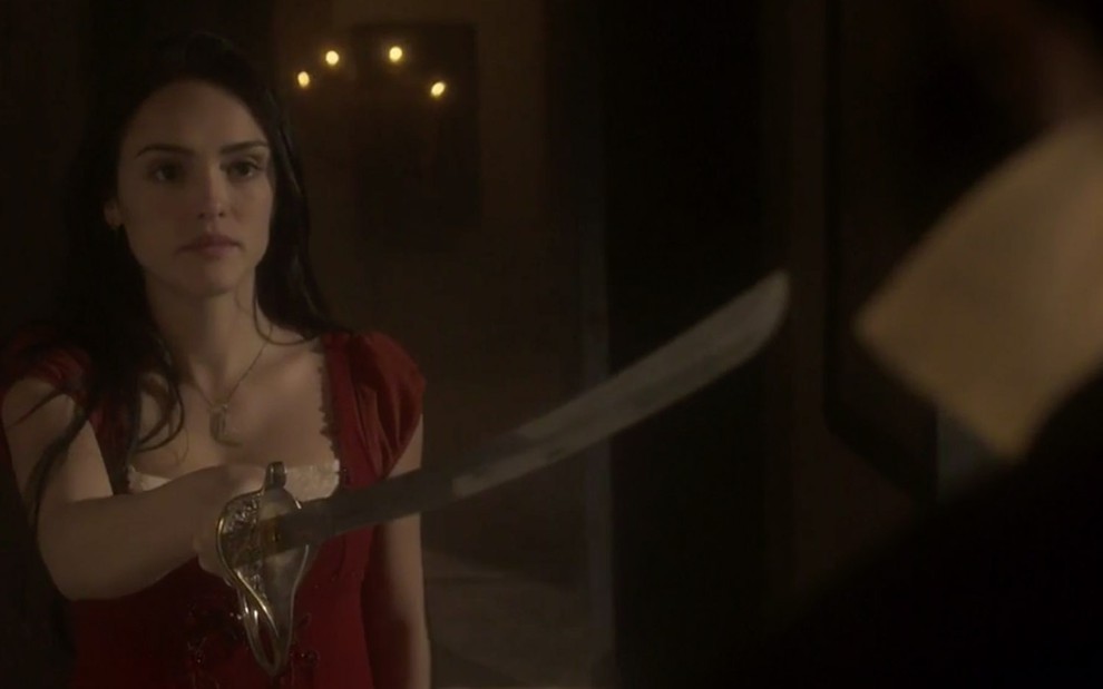 A atriz isabelle Drummond caracterizada como Anna com uma espada na mão direita em cena de Novo Mundo