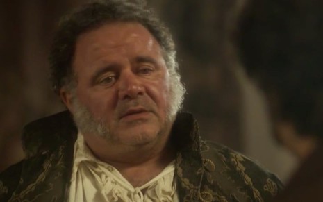 O ator Leo Jaime caracterizado como dom João 6º em cena de Novo Mundo