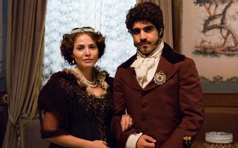 Leopoldina (Leticia Colin) e dom Pedro (Caio Castro) posam sérios em cena de Novo Mundo