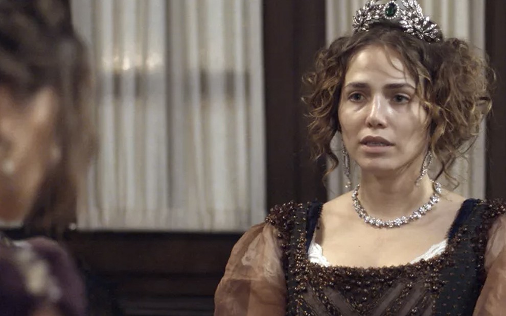 A atriz Letícia Colin caracterizada como Leopoldina em cena de Novo Mundo