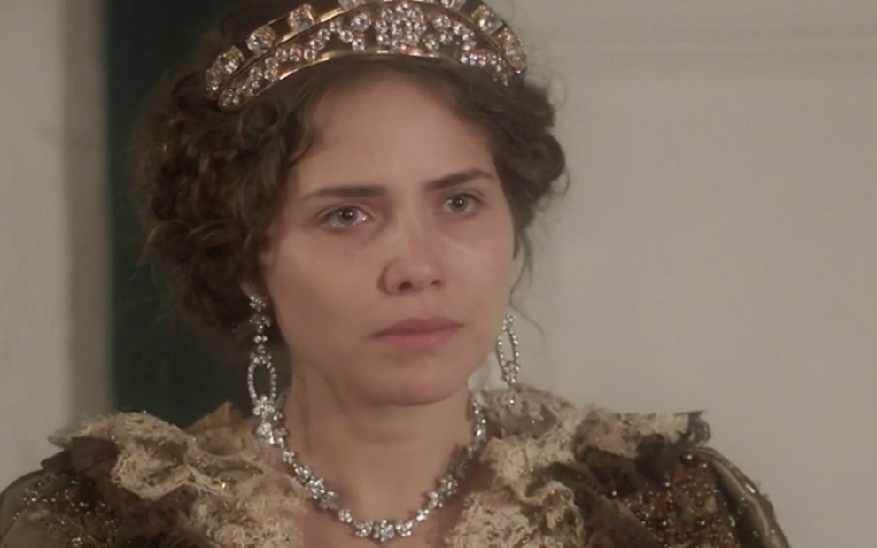 Em trajes de gala e coroa na cabeça, Leticia Colin está caracterizada como Leopoldina em cena de Novo Mundo